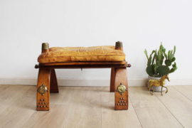 Vintage kamelenzadel kruk met lederen kussen. Houten Boho voetenbankje