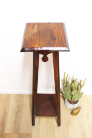 Hoog houten vintage tafeltje. Antieke Art Deco stijl plantentafel.