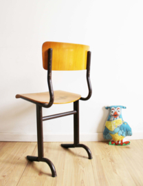 Vintage schoolstoel. Industriële retro stoel, zithoogte 42 cm.