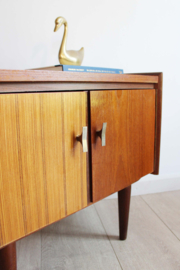 Set vintage nachtkastjes op slanke pootjes. Houten retro Mid Century kastjes