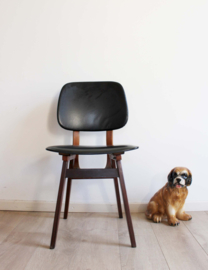 Houten retro stoel met zwart skai. Vintage stoeltje