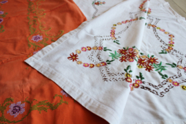 Set handgeborduurde vintage tafelkleden. Retro kleed met bloemen.