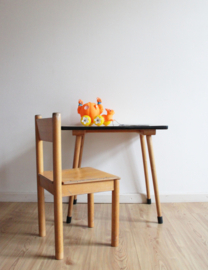 Houten vintage lessenaar met stoeltje. Retro kleuter tafel met schoolstoel