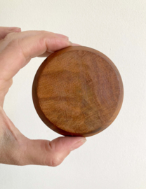 Houten vintage onderzetters van in houder. Zes retro onderzettertjes.
