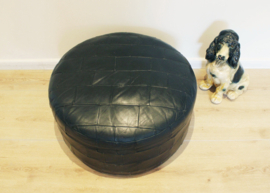 Zwarte vintage lapjes poef. Retro patchwork Ottoman/ pouf van leer.
