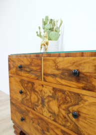 Antieke ladekast met glasplaat. Houten vintage kast met lades