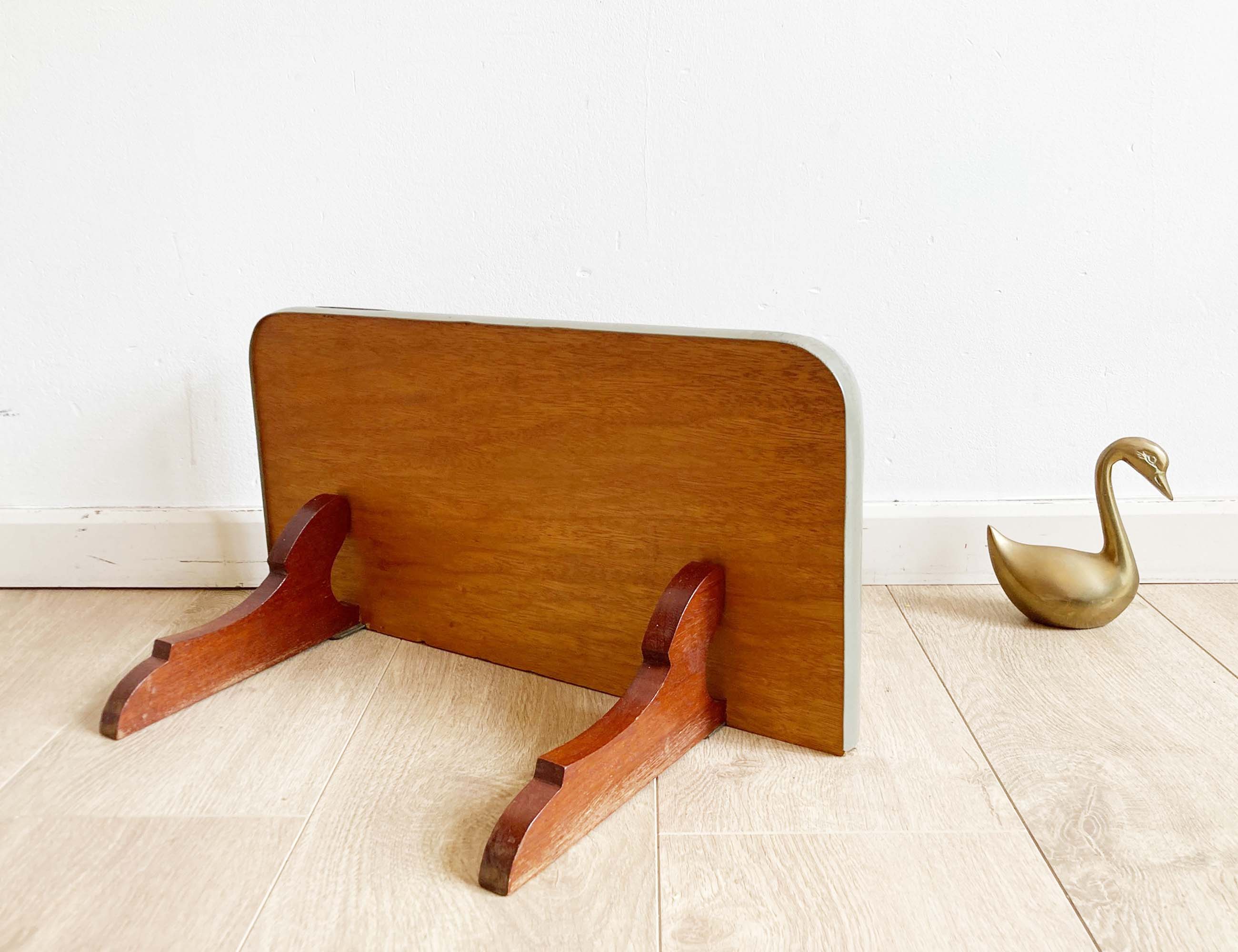Houten vintage schapje. Retro plankje voor aan de wand