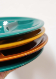 4 gekleurde vintage fondue borden. Set stenen retro bordjes.