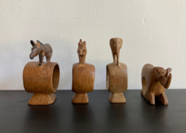 Set van 4 handgesneden servetringen met dieren. Houten vintage servethouders.