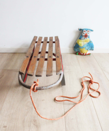 Houten vintage slee. Origineel retro sleetje.