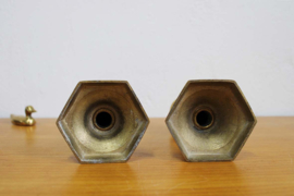 Twee goudkleurige vintage kandelaars. Twee messing kaarsenhouders