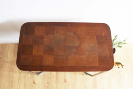 Vintage bijzettafel met dubbele laag. Retro design tafel - Bauhaus stijl.