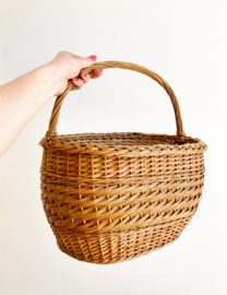 Rieten vintage mand met hengsel. Bohemien rotan mandje / picknickmand