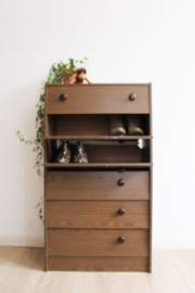Hoge vintage schoenenkast. Retro ladekast met grote knoppen.