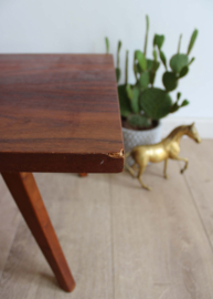 Laag vintage bijzettafeltje. Retro plantentafel
