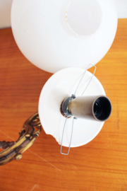 Goudkleurige vintage hanglamp met witte bollen. Romantische kroonluchter