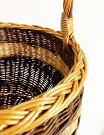 Tweekleurige rieten vintage mand met hengsel. Boho rotan mandje / picknickmand.