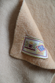 Zalmrozige  / beige wollen vintage deken. Retro sprei, 170 x 204 cm.