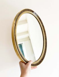 Ovale spiegel  in goudkleurige Barok lijst. Vintage wand spiegeltje