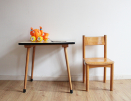 Houten vintage lessenaar met stoeltje. Retro kleuter tafel met schoolstoel