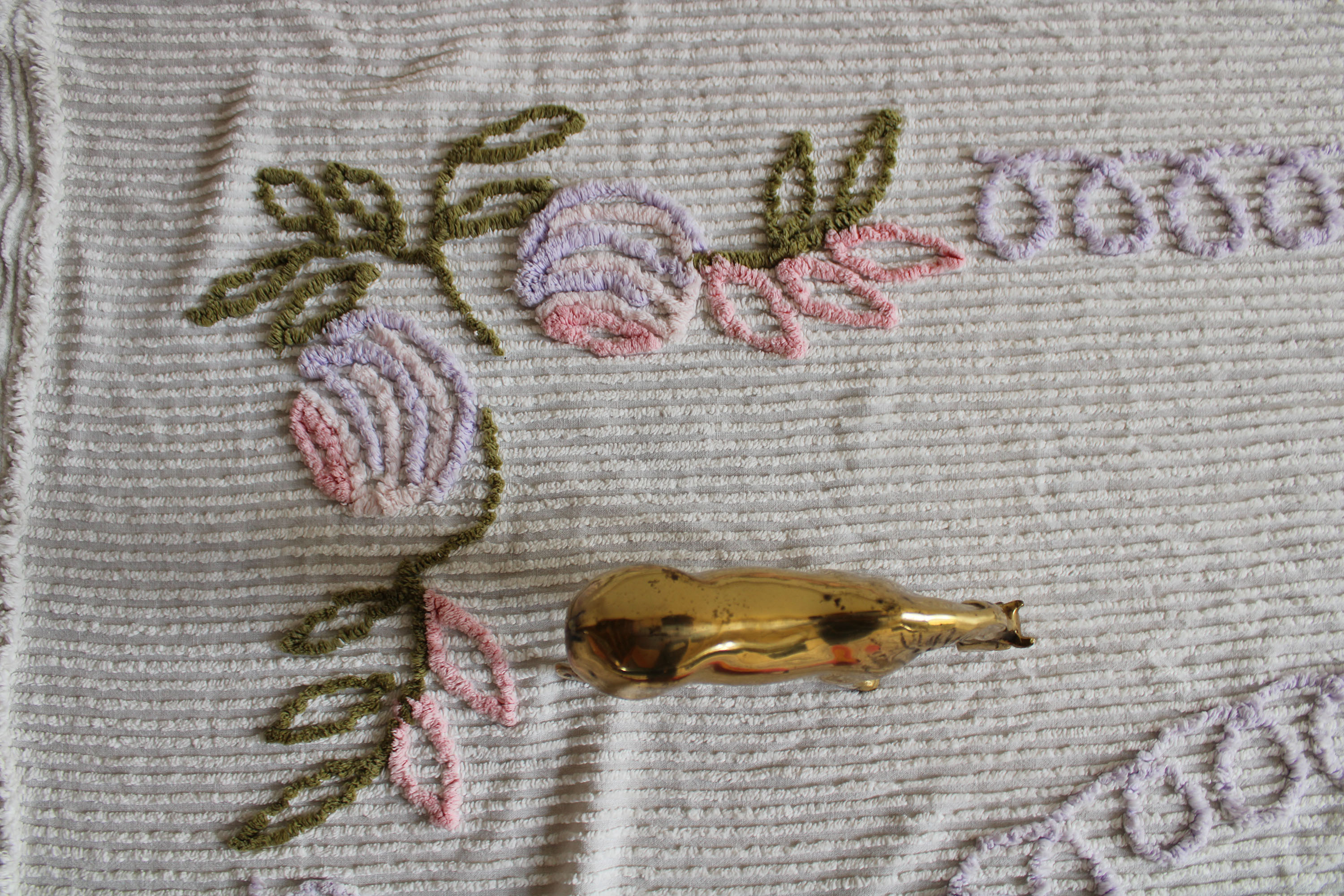 Witte vintage chenille sprei met bloemen. Retro sierdeken.
