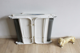 Blauwe vintage stretcher met palmboom. Retro veldbed / opklap bed