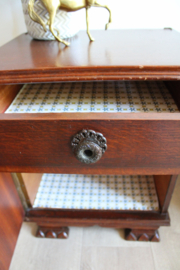 Set houten vintage nachtkastjes. Twee Art Deco stijl retro kastjes