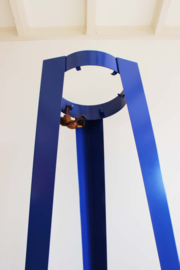Blauwe design kapstok - Chase G - Michiel van der Kley voor Van Esch.
