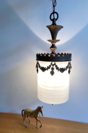 Antieke hallamp met bronzen details. Glazen vintage lamp.