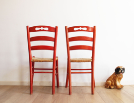 Set rode vintage stoelen met biezen zitting. Houten retro stoeltjes