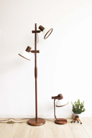 Houten vintage vloerlamp met witte kappen. Retro design lamp - Steinhauer