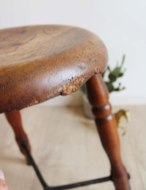 Houten antieke kruk met metalen verbinding. Oude vintage kruk - Lacemaker's Stool