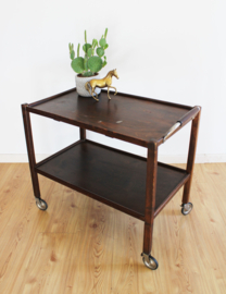 Houten vintage bijzettafel op wielen. Retro design trolley / sidetable