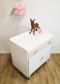 Vintage commode met ledikantje met hertje. Houten retro kast + bedje