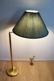 Goudkleurig vloerlamp met groene kap. Vintage lamp in Hollywood Regency stijl