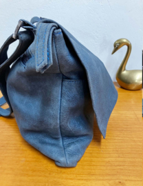 Blauwe leren schoudertas met een omslagflap. Italiaanse lederen crossbody tas