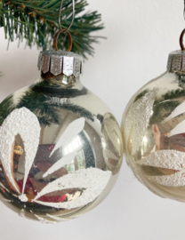 Set van 2 glazen vintage kerstballen. Antieke zilveren kerstversiering