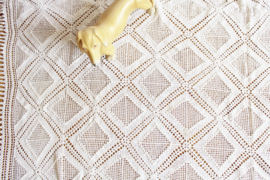 Prachtige grote witte vintage sprei. Gehaakte bohemien lapjes deken