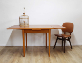 Vintage eettafel met uitschuifbare bladen. Houten Mid Century retro tafel.