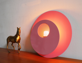 Knal roze vintage wandlamp. Circkelvormige lamp voor aan de muur.