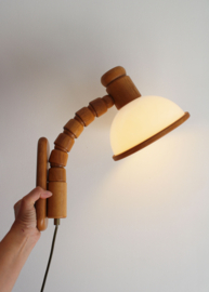 Houten vintage wandlamp met witte kap. Retro design lamp - Steinhauer.