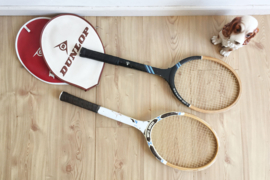 Set houten retro tennisrackets in hoes. Vintage Dunlop rackets