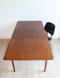 Vintage eettafel met uitschuifbaar blad. Houten retro design tafel.