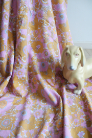 Vintage bloemetjes dekbedovertek met bloemen. Retro beddengoed