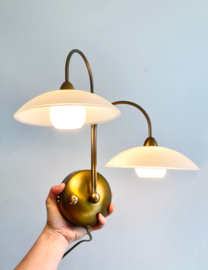 Goud kleurige wandlamp met glazen kapjes. Vintage Hollywood Regency lampje