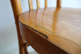 Set houten vintage cafe stoelen. Twee retro stoeltjes