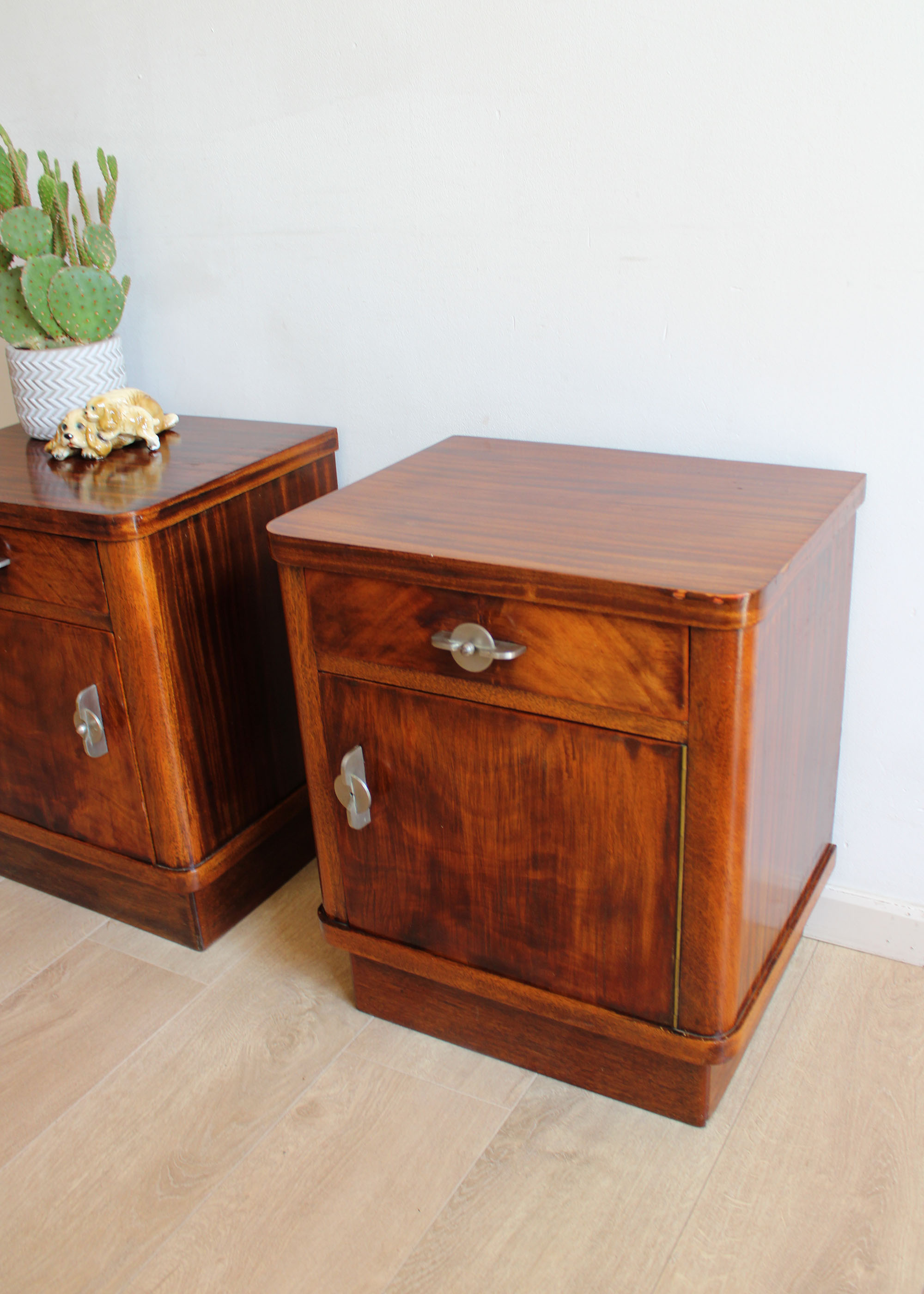 Set houten vintage nachtkastjes. Twee Art Deco stijl retro kastjes