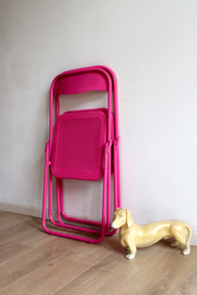 Knal roze klapstoelen.  Metalen retro stoeltjes/ tuinstoelen