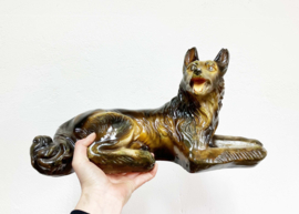 Groot gipsen honden beeld. Vintage herdershond beeldje