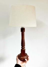 Houten vintage tafellamp met beige kap. Scandinavische retro lamp